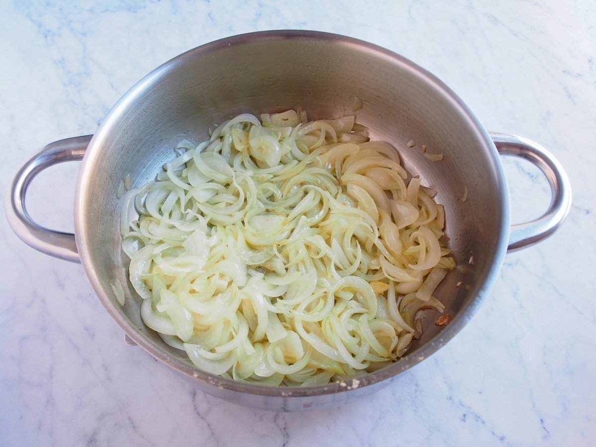 Sofreímos la cebolla para el bacalao encebollado