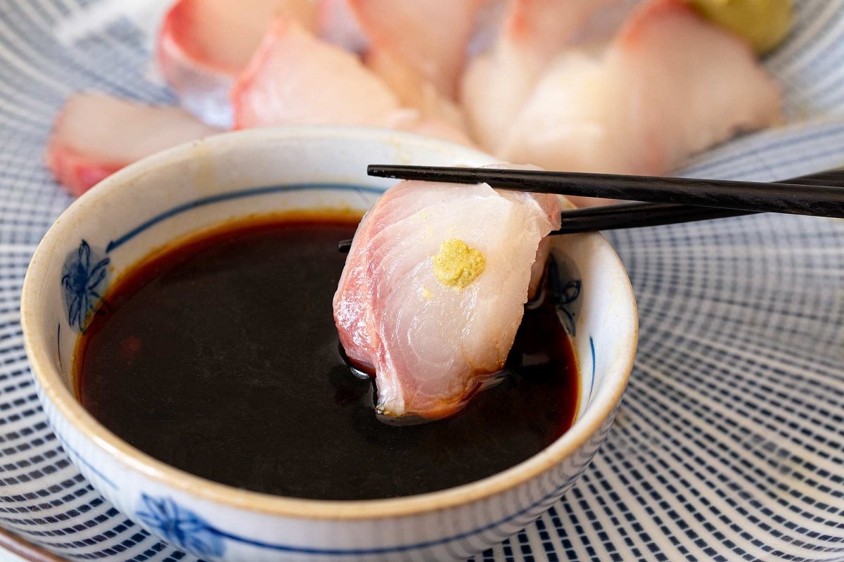 Ponemos wasabi en el filete y lo mojamos en tamari shoyu