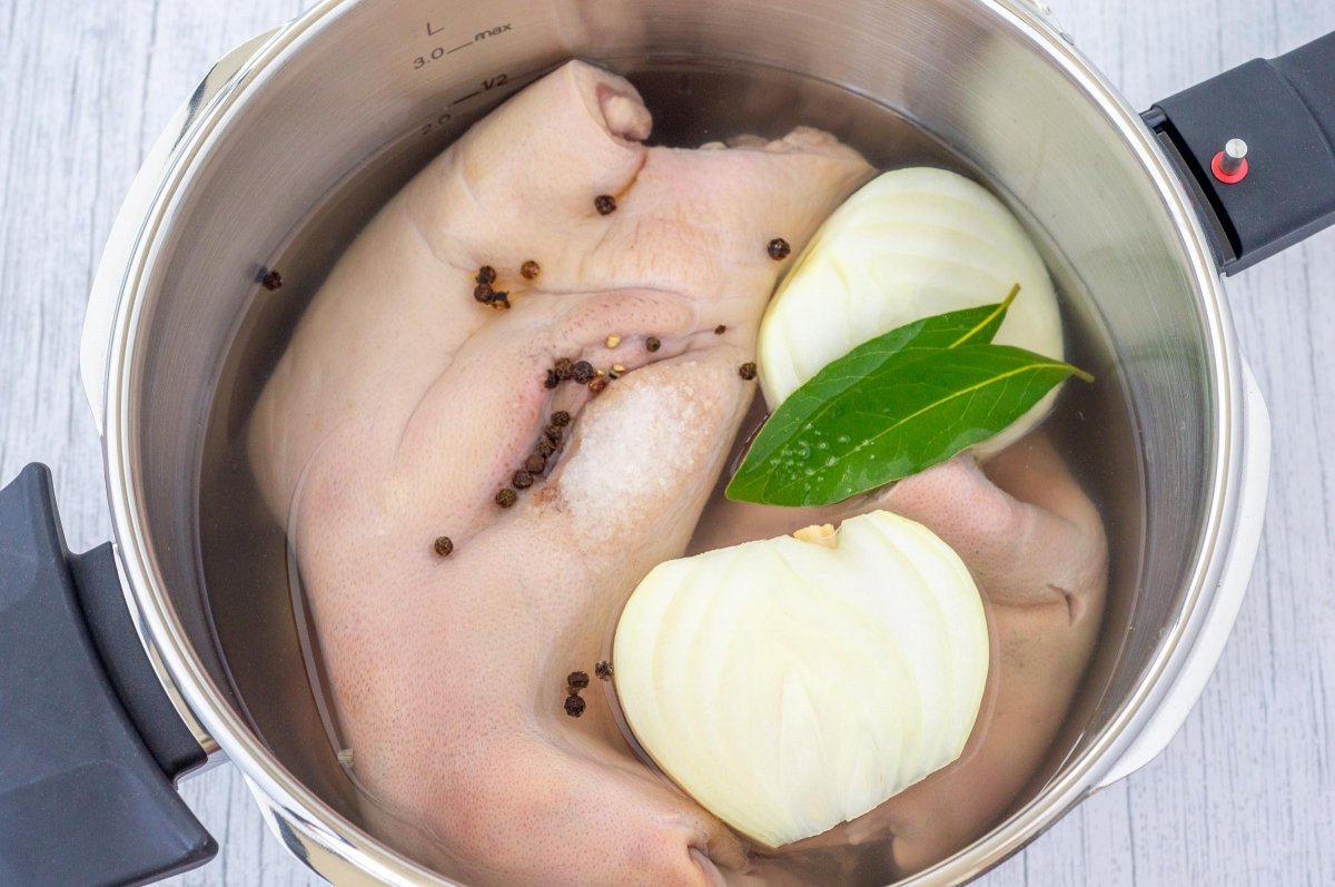 Poner a cocer la careta para morro de cerdo frito