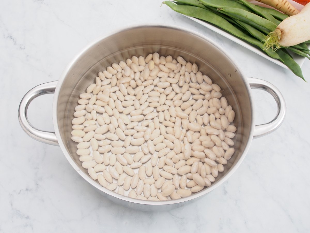 Poner a cocer las alubias para la olla de la plana