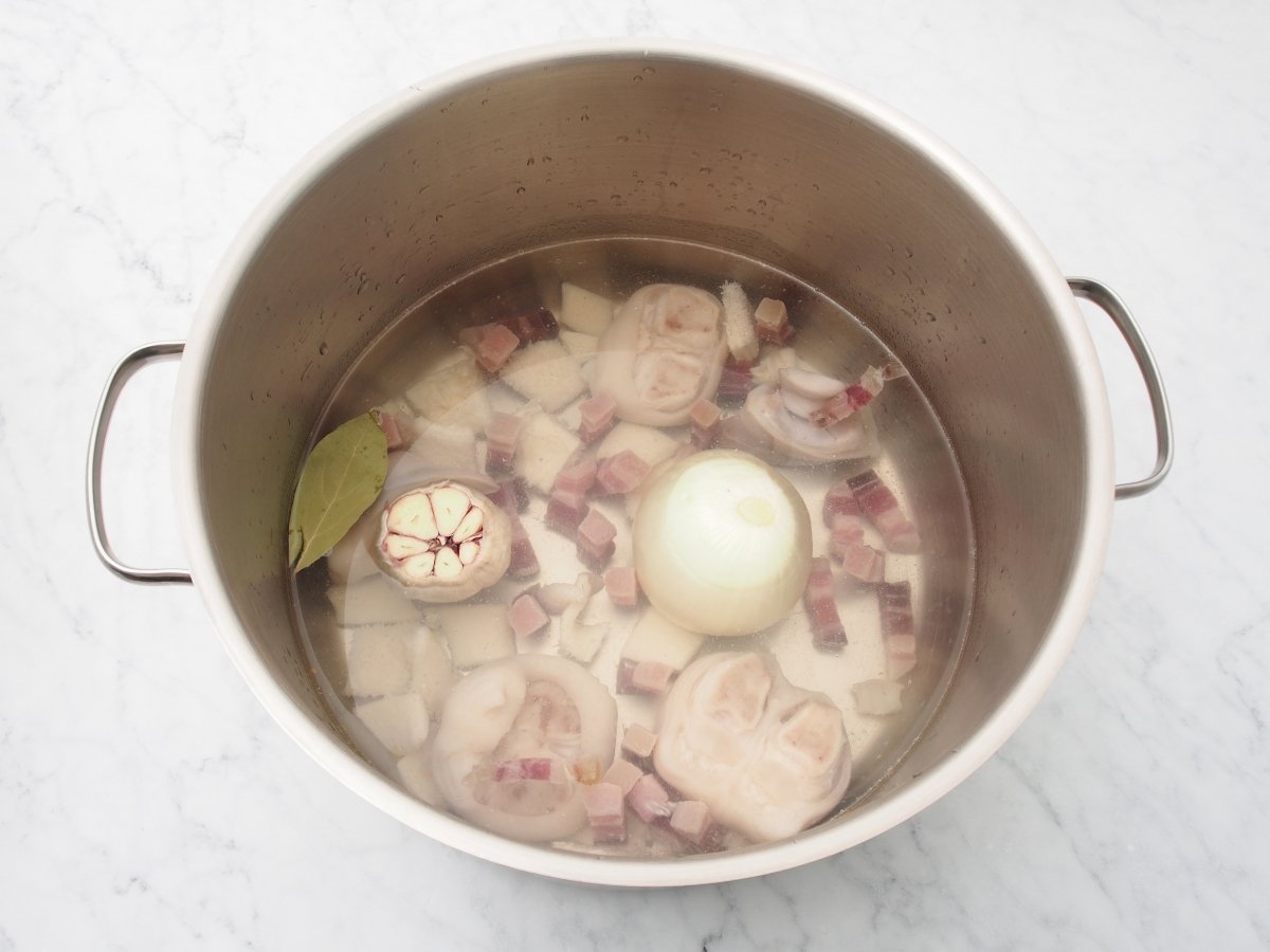 Poner a cocer los callos para los callos a la gallega