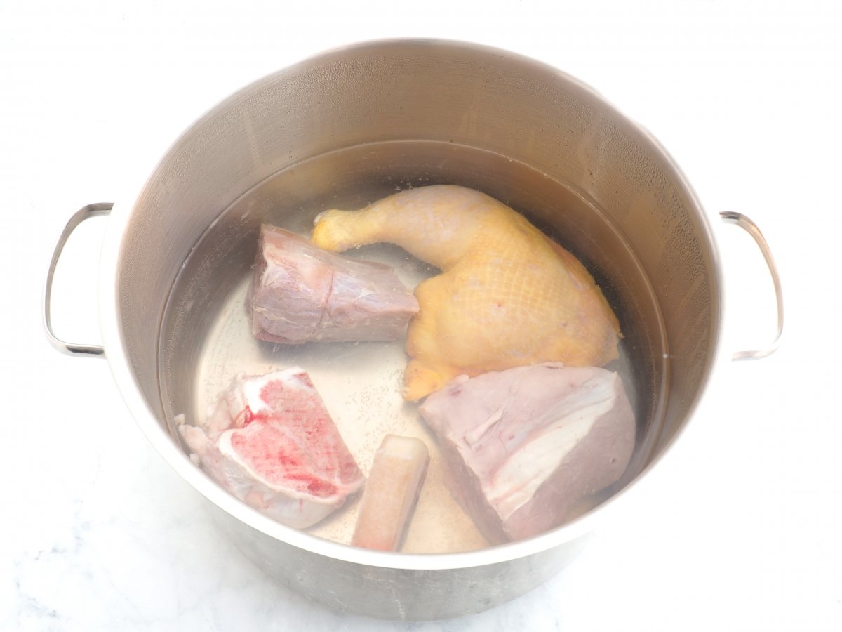 Poner a cocer los huesos con las carnes