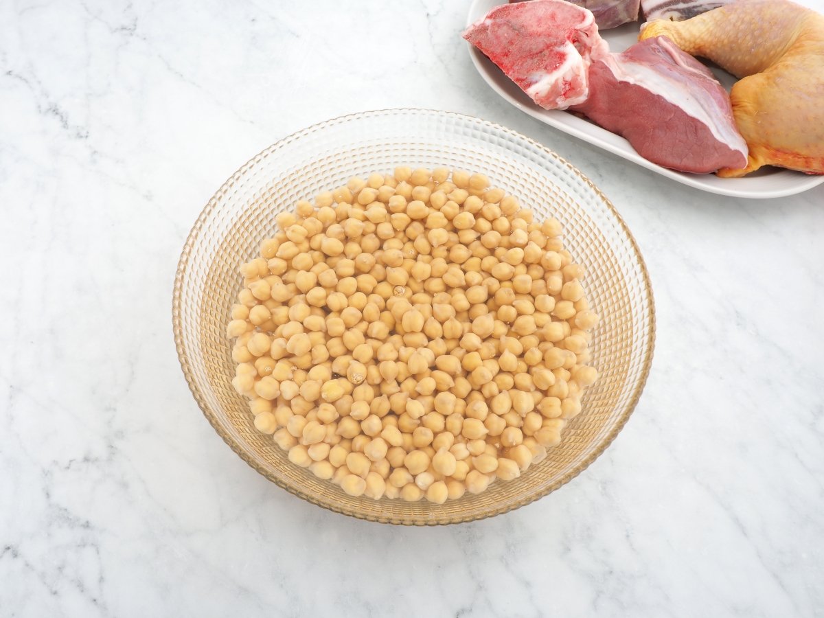 Poner a remojo los garbanzos para el cocido