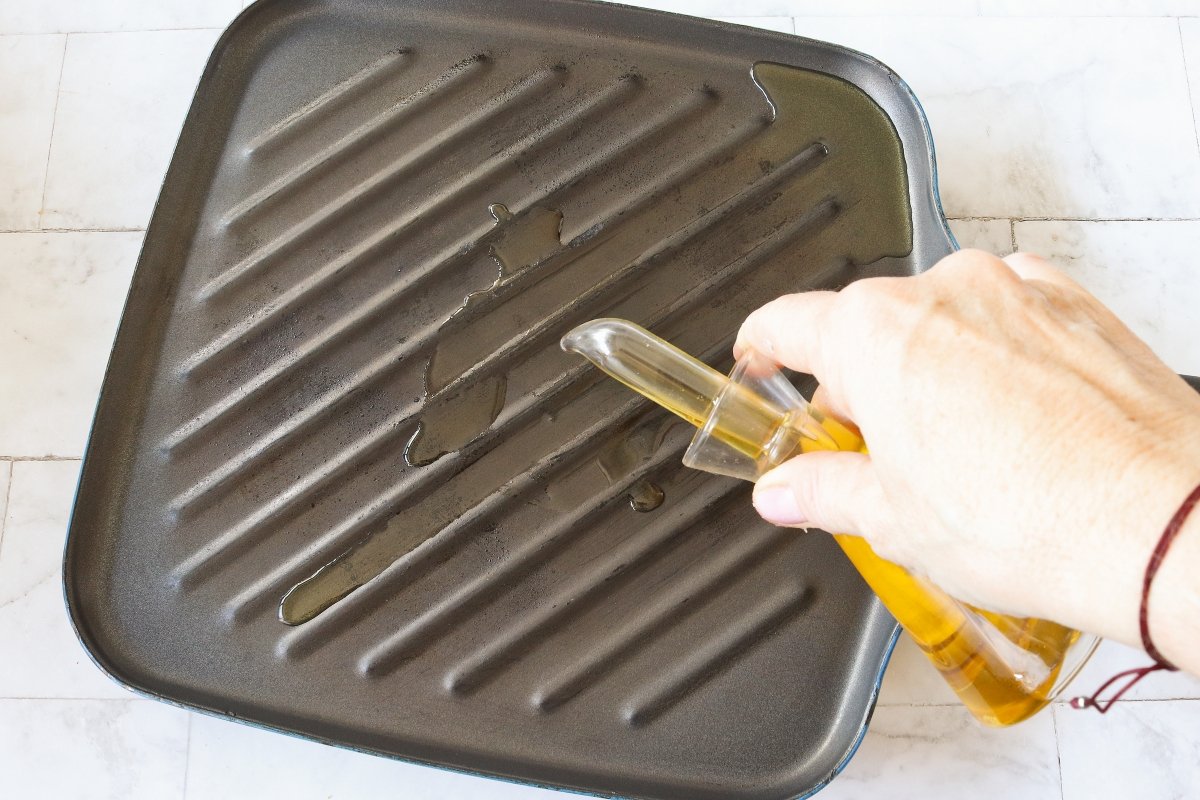 Poner aceite a la sartén para hacer la merluza a la plancha