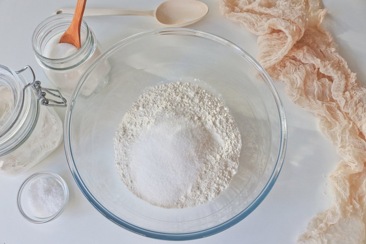 Poner azúcar y harina tarta Tatin de albaricoques