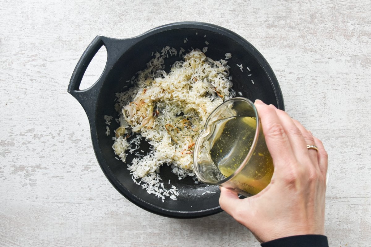 Poner el arroz en un bol, cubrir de agua fría y mezclar delicadamente.