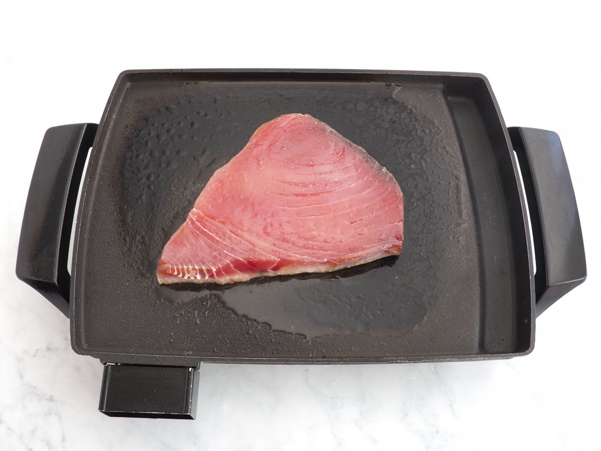 Poner el atún en la plancha caliente