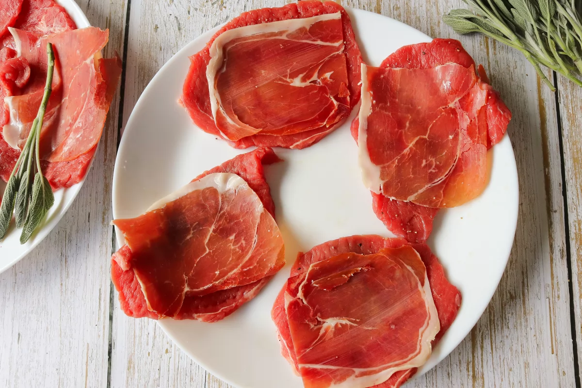 Poner el jamón al saltimbocca