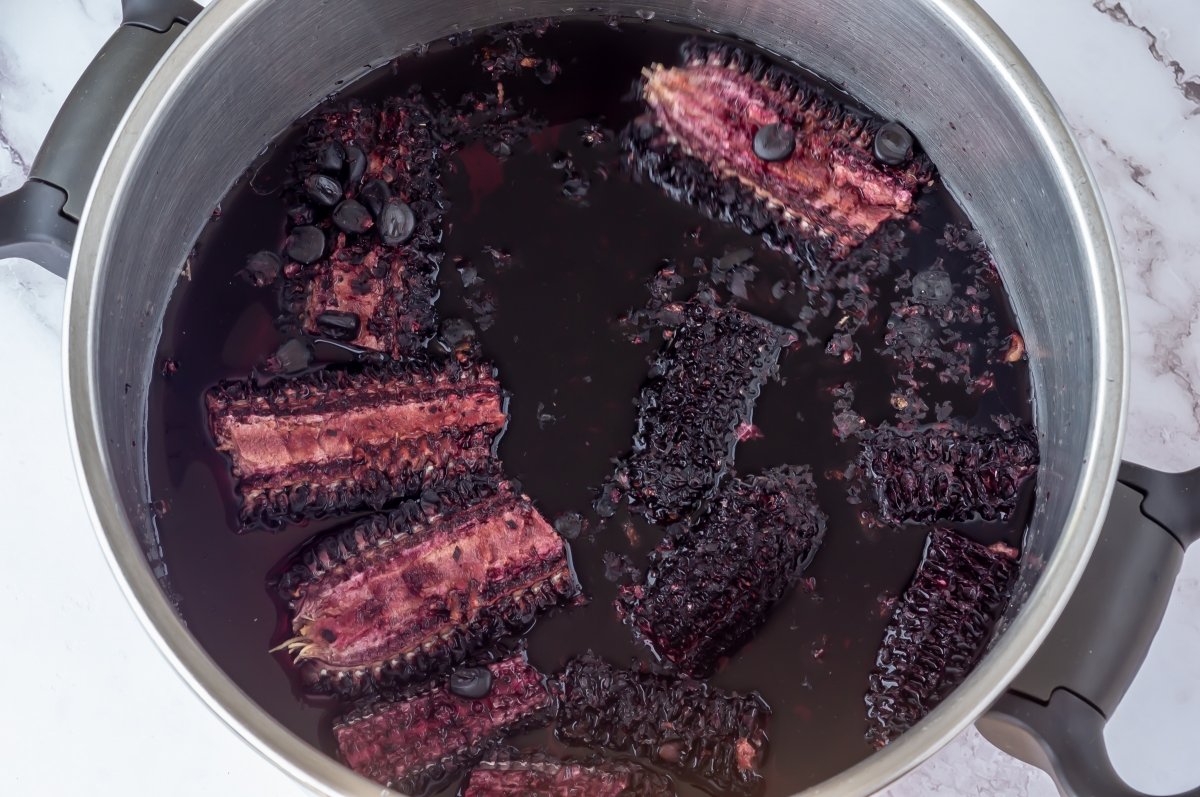 Poner el maíz con agua en una olla para la chicha morada