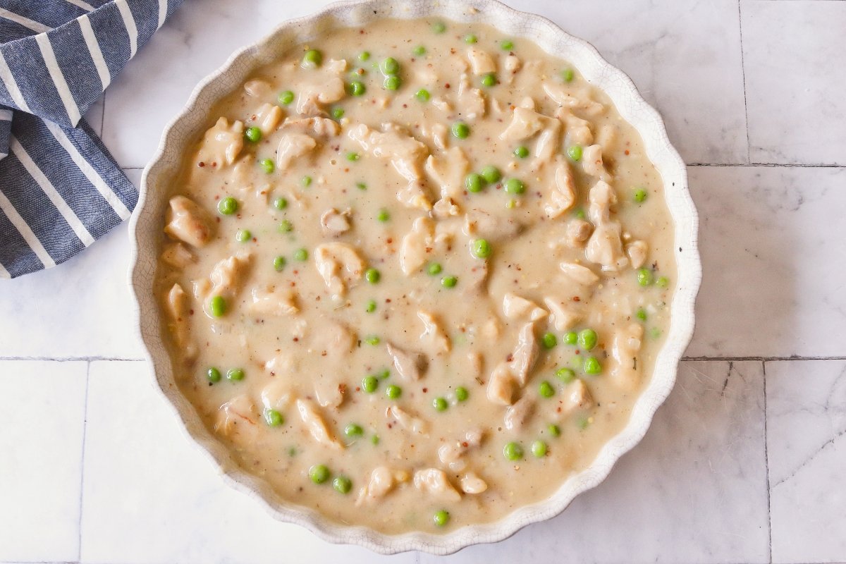 Poner el relleno del pastel de pollo en una fuente