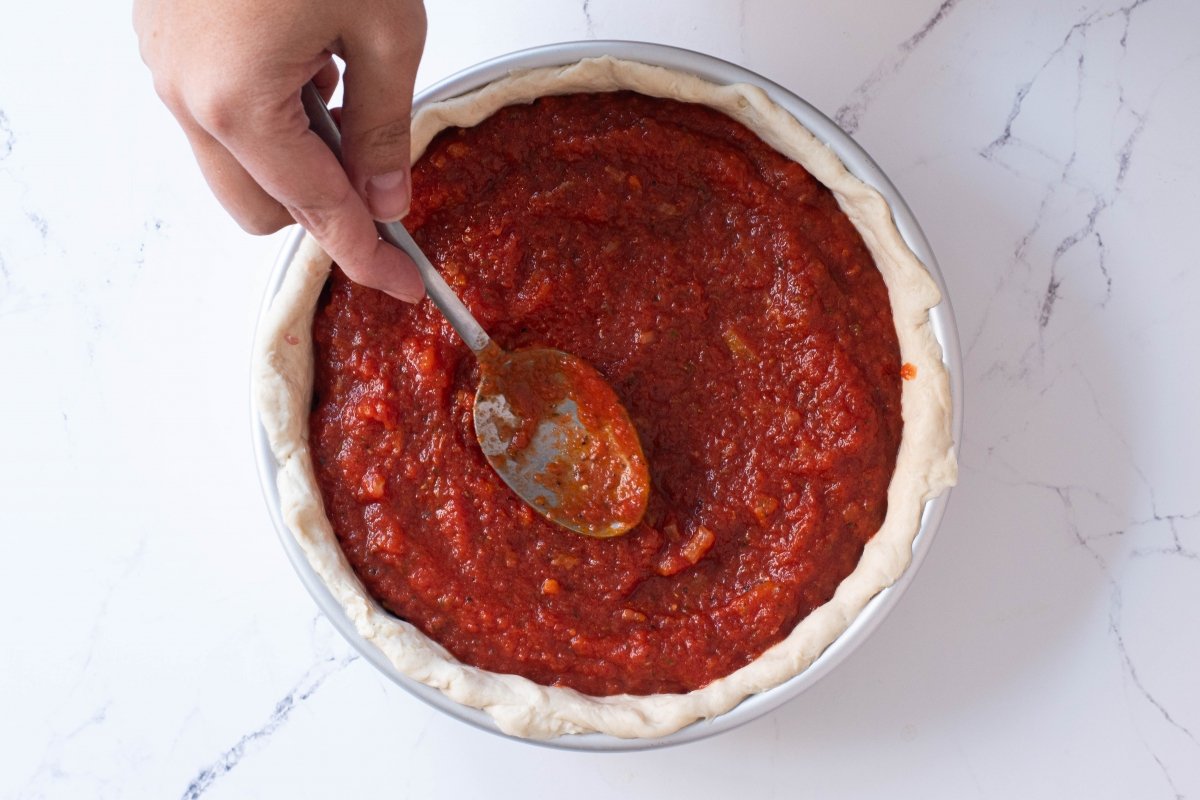 Poner el tomate de la pizza Chicago