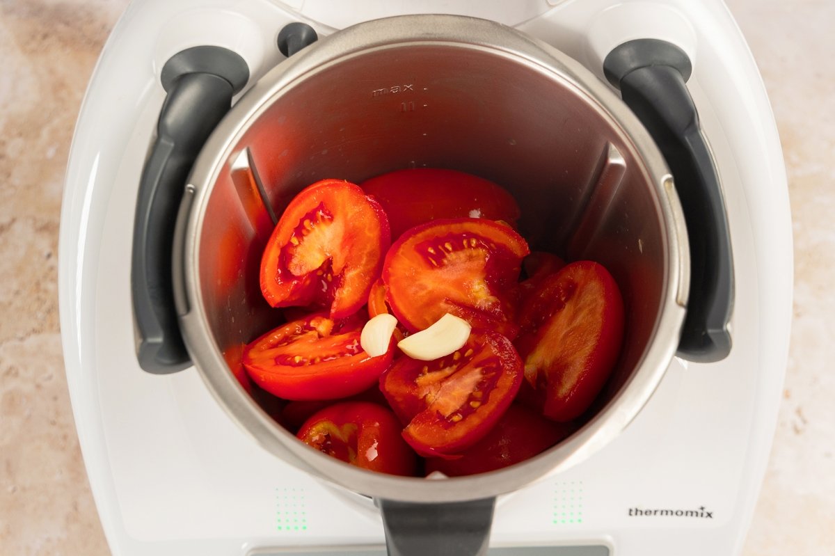 Poner el tomate y el ajo en el vaso