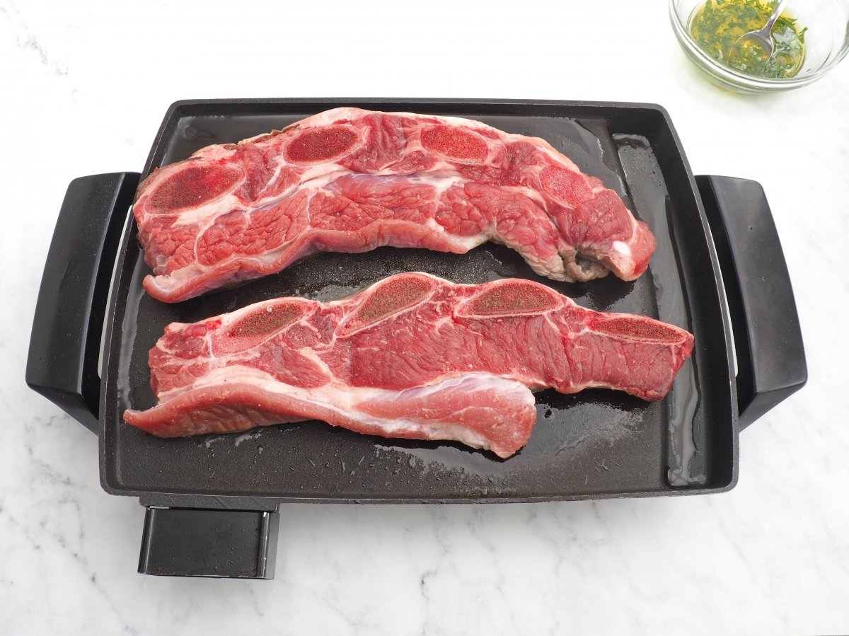 Poner en la plancha el asado de tira
