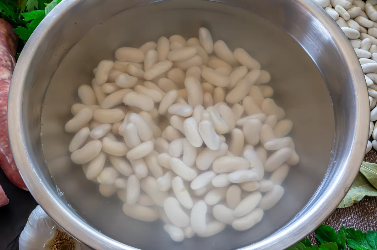 Butifarra con alubias (Botifarra amb mongetes) 2 Poner en remojo las alubias *