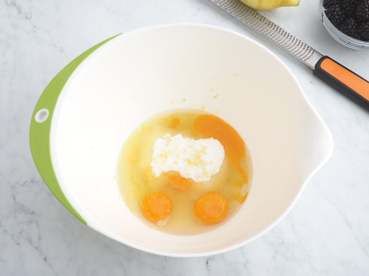 Poner en un bol los huevos con el azúcar y la ralladura de limón