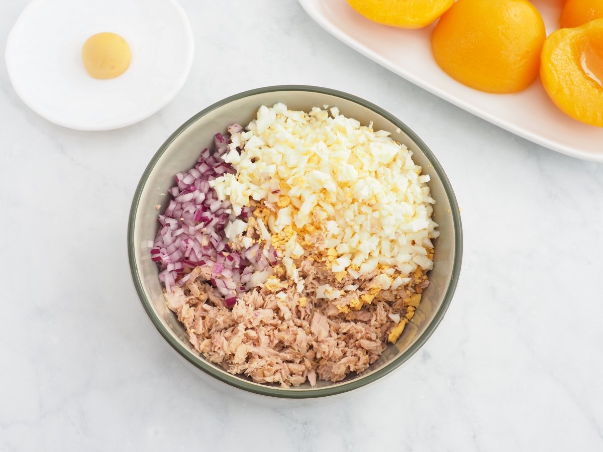Poner en un bol los ingredientes del relleno