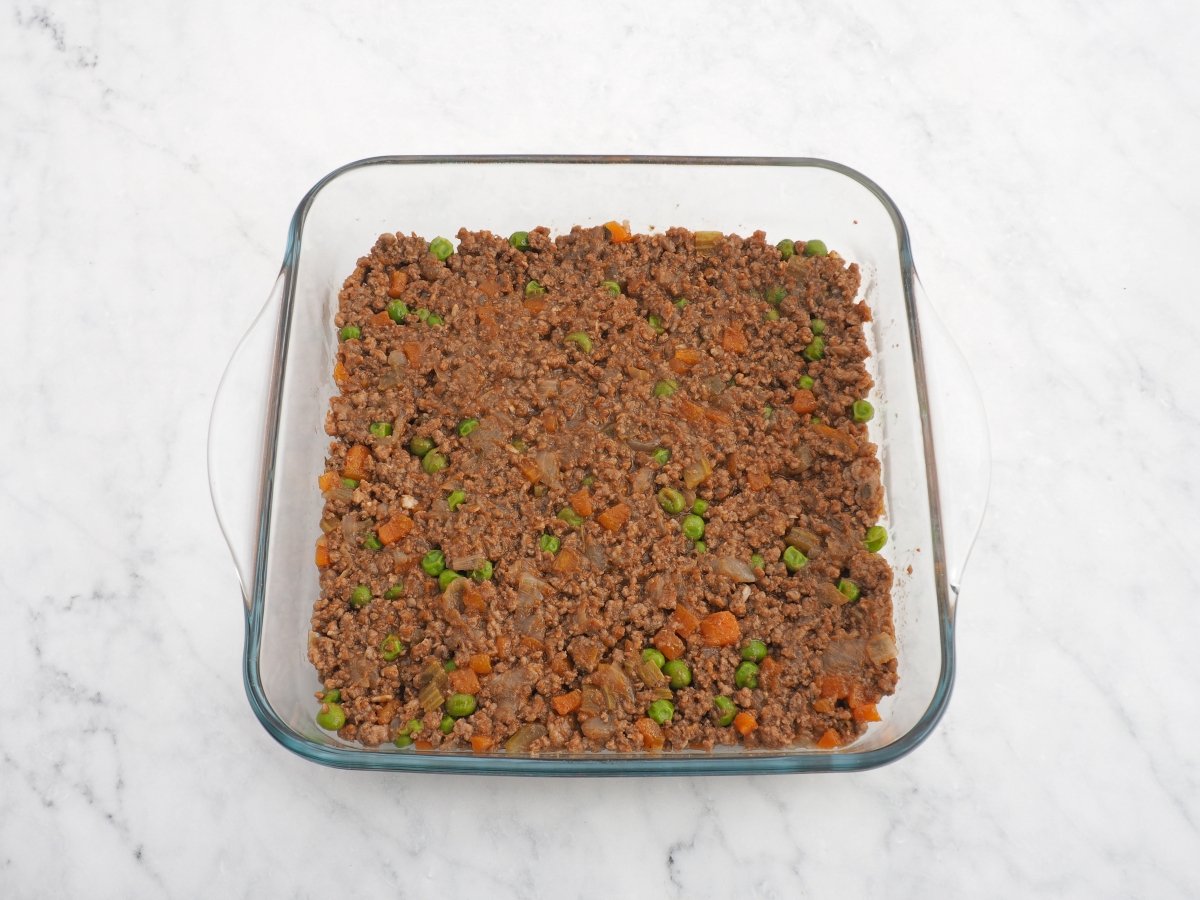 Poner la base de carne en una fuente de horno