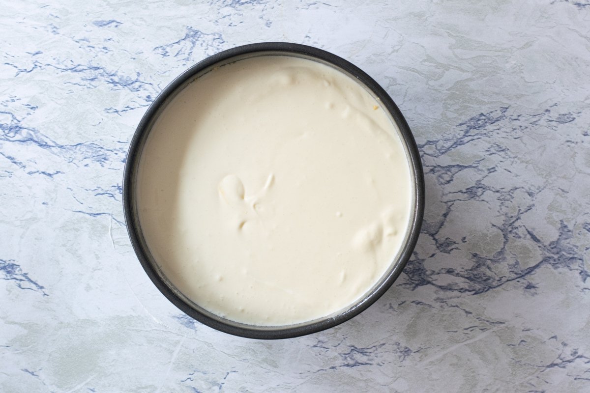 Poner la masa de la cheesecake en el molde y meter al horno