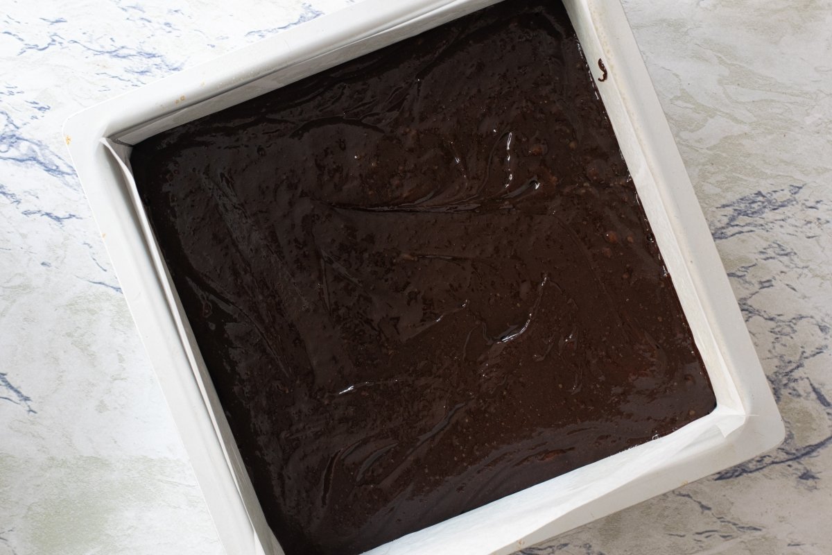 Poner la masa del brownie en una fuente y hornear