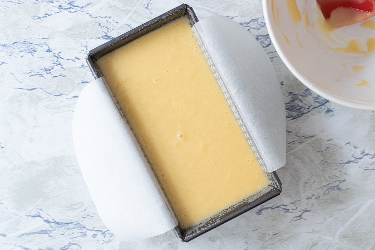 poner la masa en el molde del Bizcocho de yogur