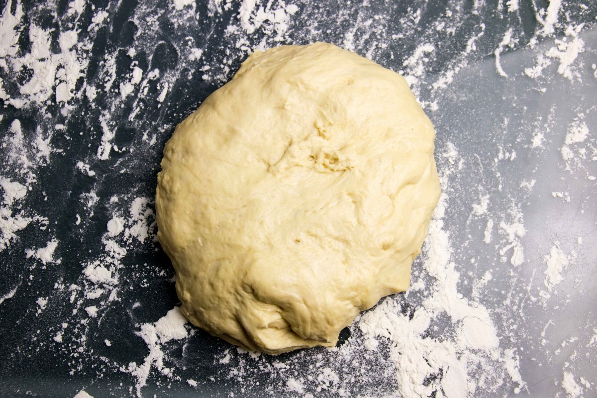 Poner la masa para el pan Challah sobre una superficie lisa enharinada y sacarle el aire