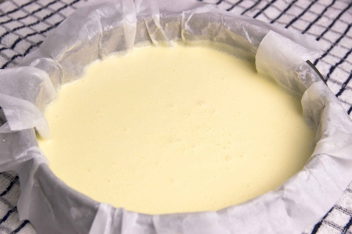 Poner la mezcla para la tarta de queso en un molde de horno