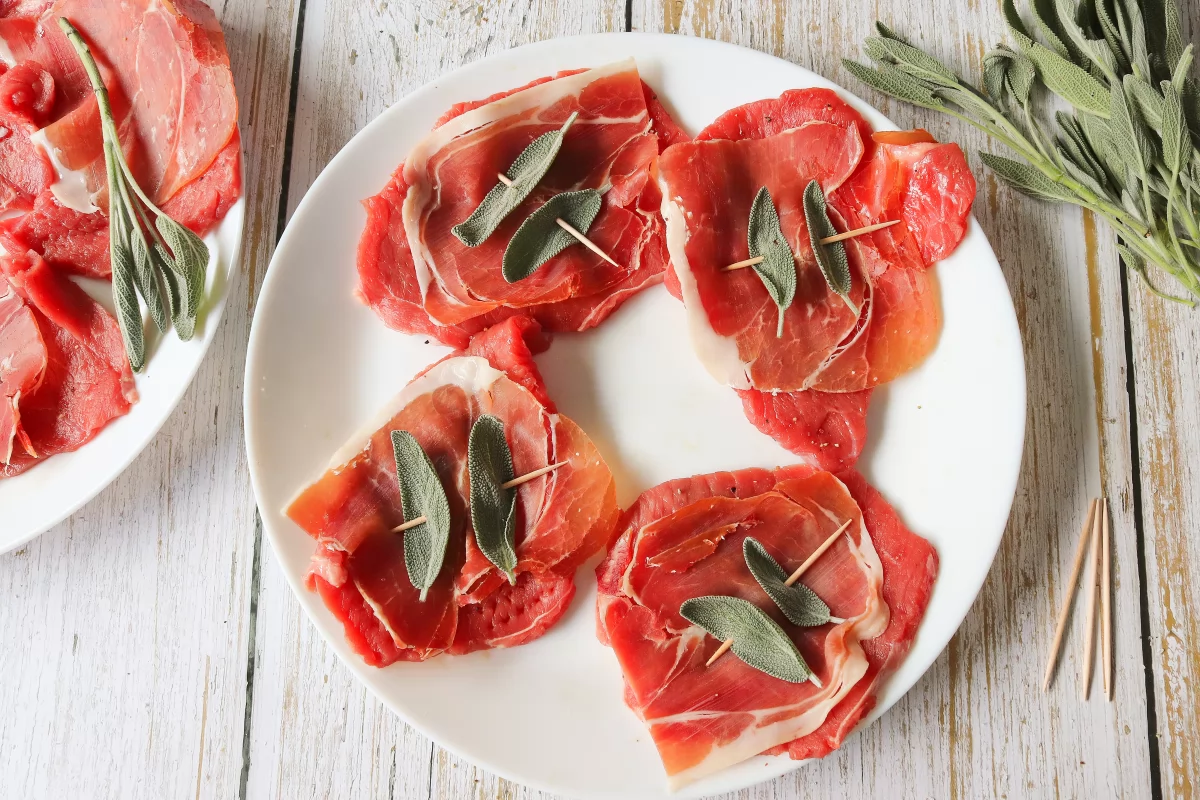 Poner la salvia al saltimbocca alla romana