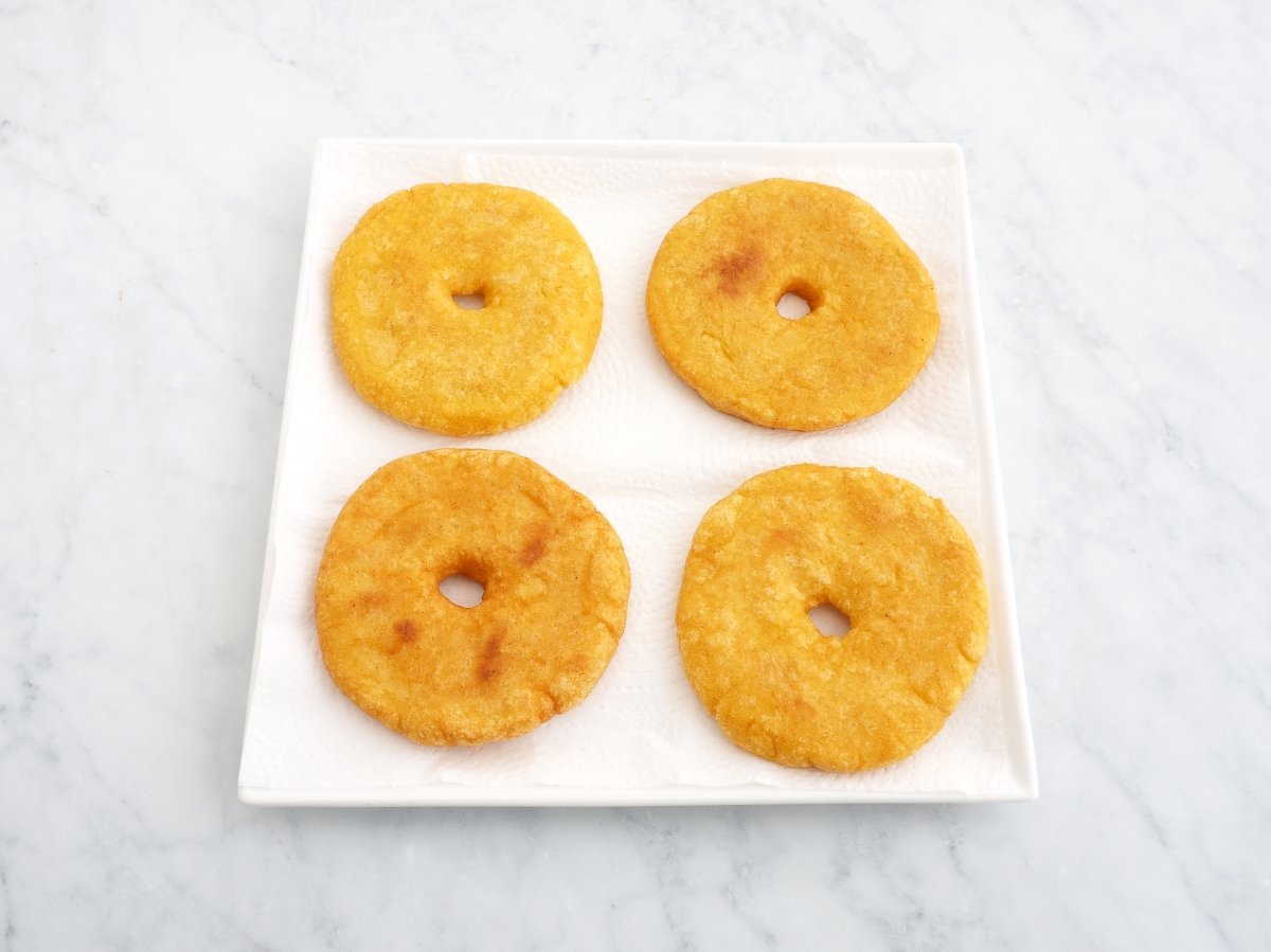 Poner las arepas fritas sobre papel absorbente