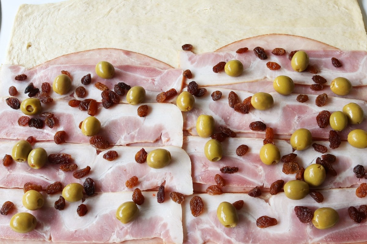 Put the raisins and olives for the ham bread