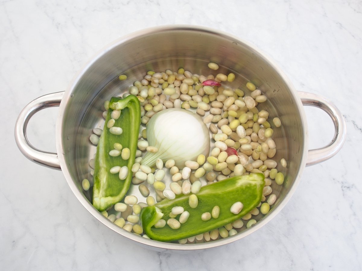 Poner las pochas a cocer con las verduras para las pochas con almejas