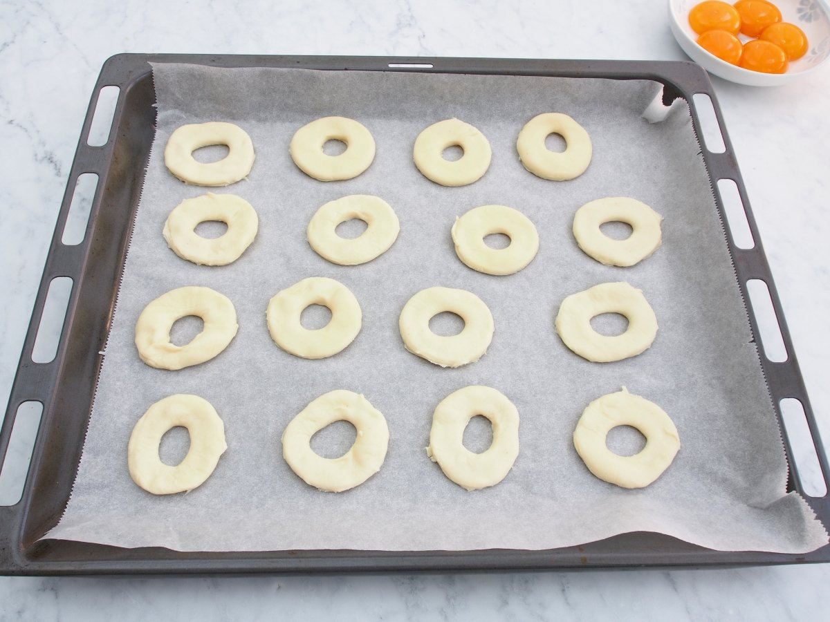 Poner las rosquillas en una bandeja de horno para las rosquillas de Alcalá