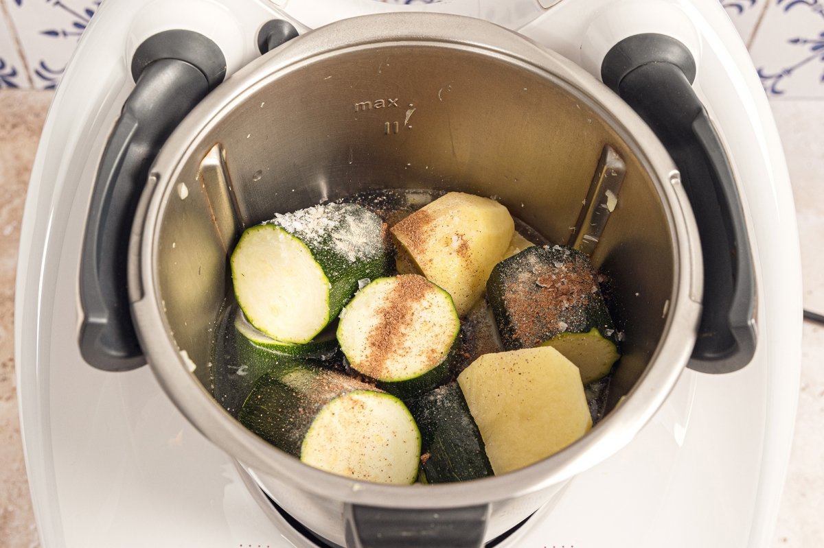 Poner las verduras y condimentos en el vaso del Thermomix