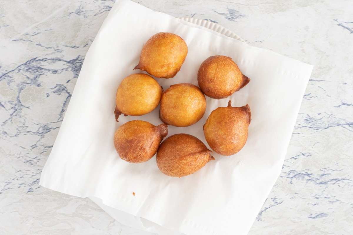 Poner los buñuelos fritos en papel secante