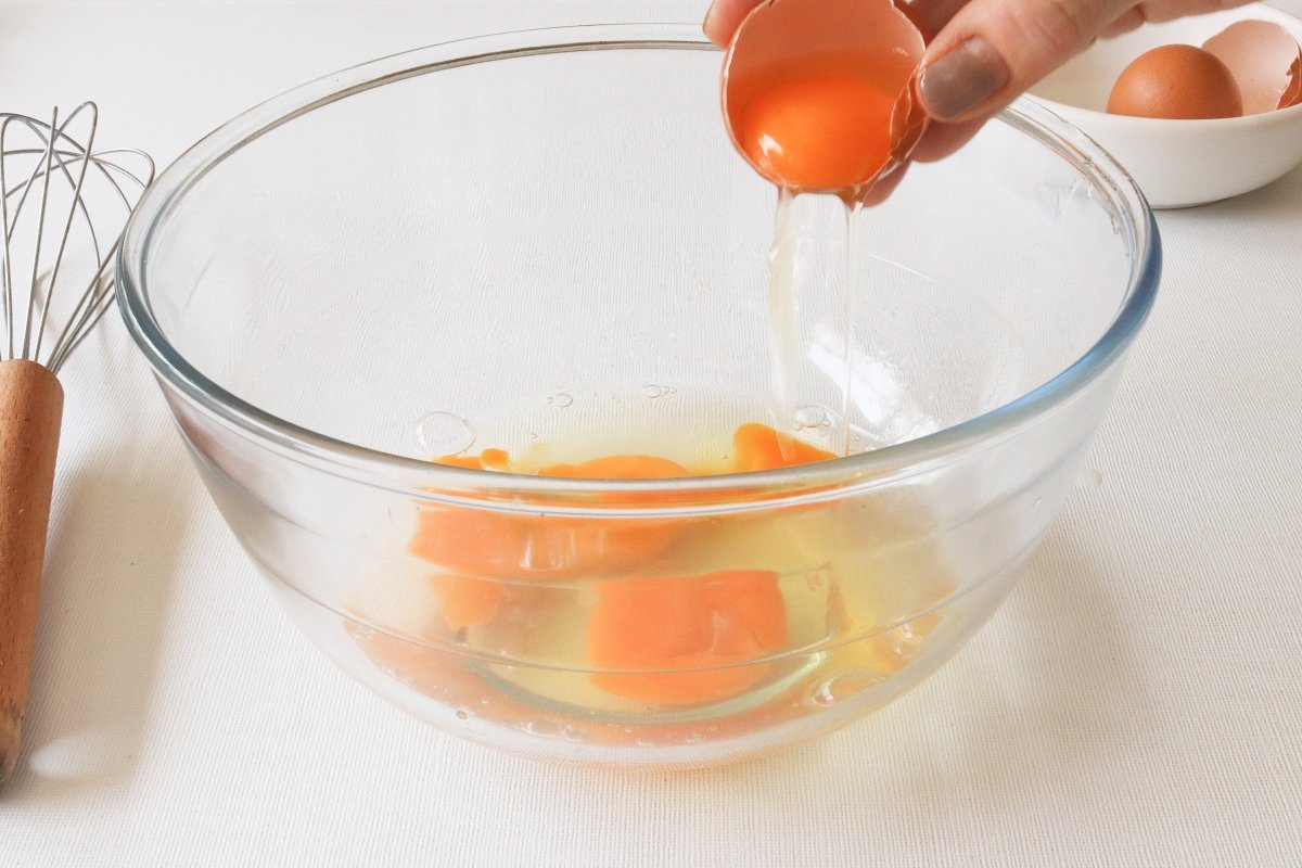 Poner los huevos en un bol para el pudding de aprovechamiento