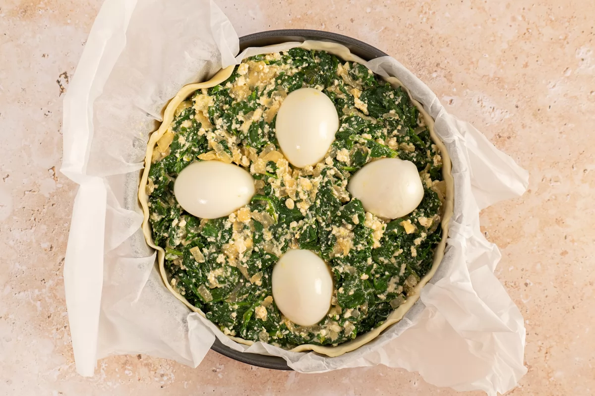 Poner los huevos sobre el relleno de la torta pascualina