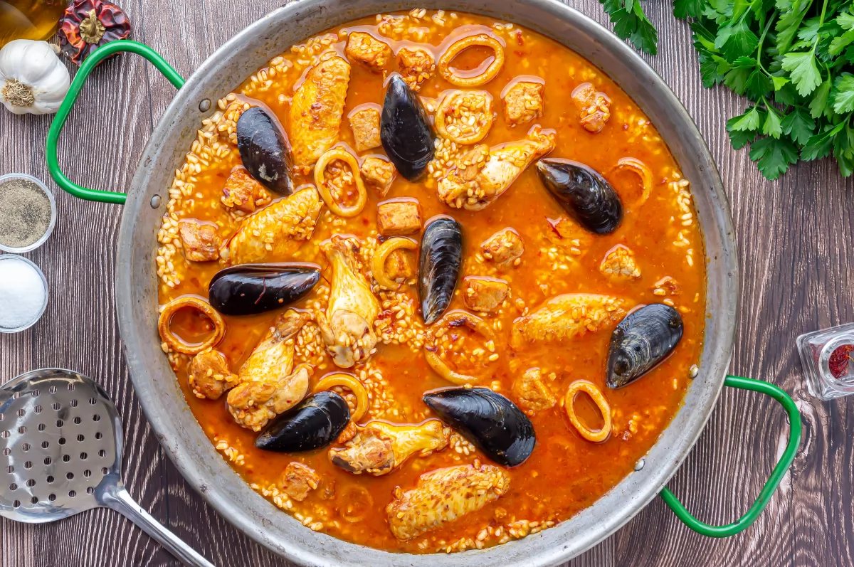 Paella mixta 8 Poner los mejillones y cocer a fuego bajo *