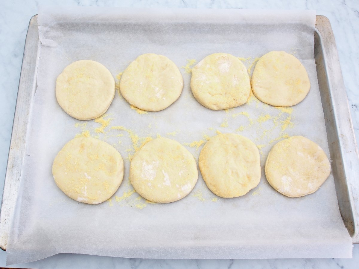Poner los muffins formados en una bandeja con harina de maíz