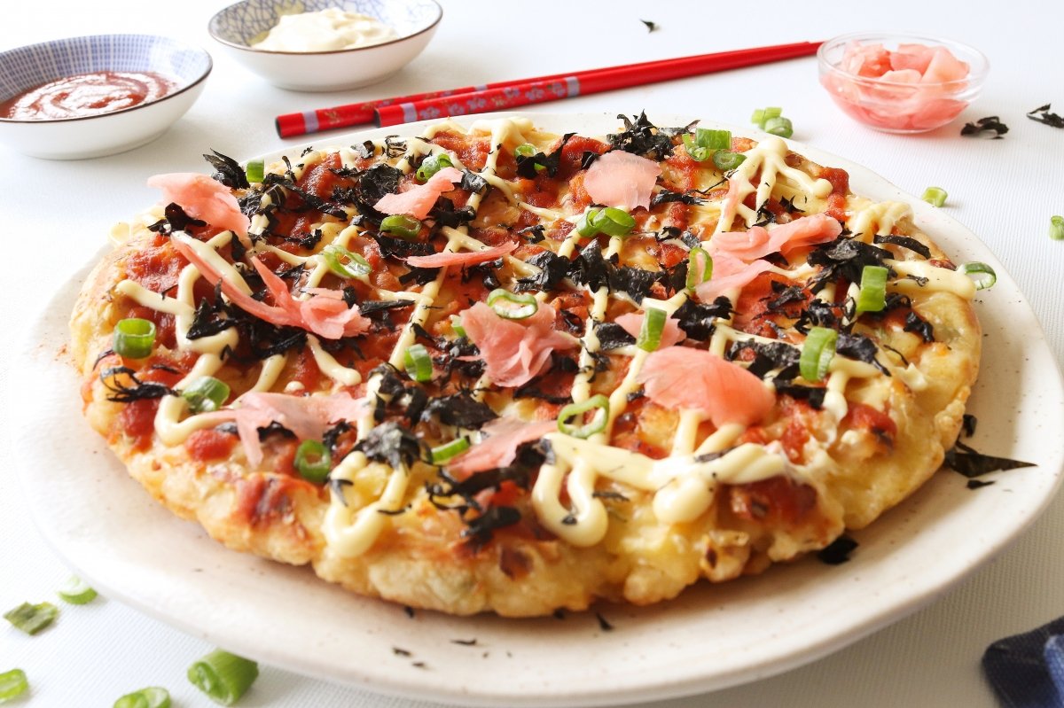 Poner los toppings a la okonomiyaki