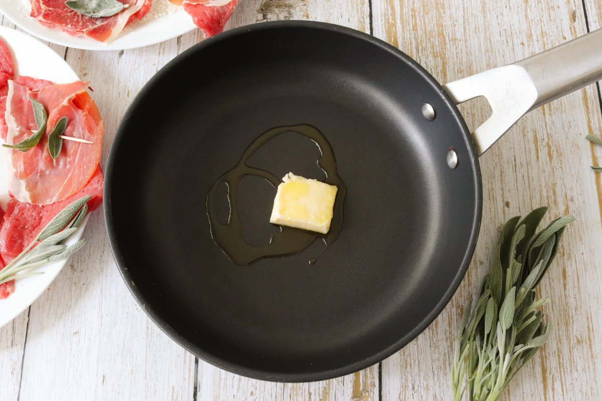 Poner mantequilla y aceite en la sartén para el saltimbocca