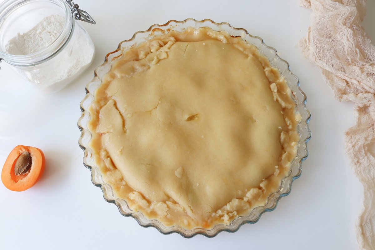 Put shortcrust pastry on apricots Tarte Tatin of apricots