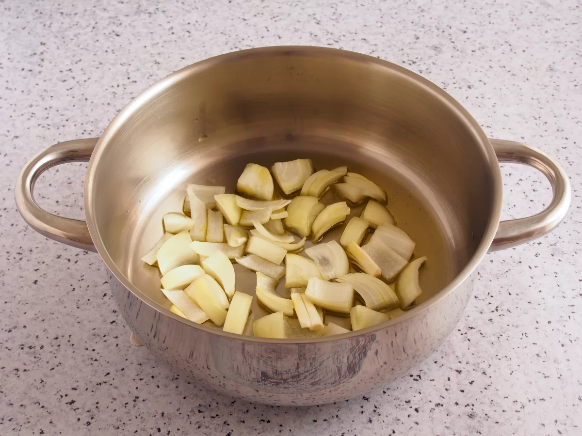 Poner olla con aceite y añadir cebolla *