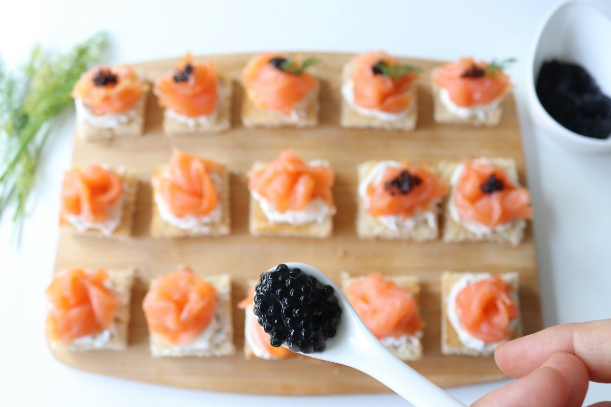 Poner sucedáneo caviar en los canapés de salmón