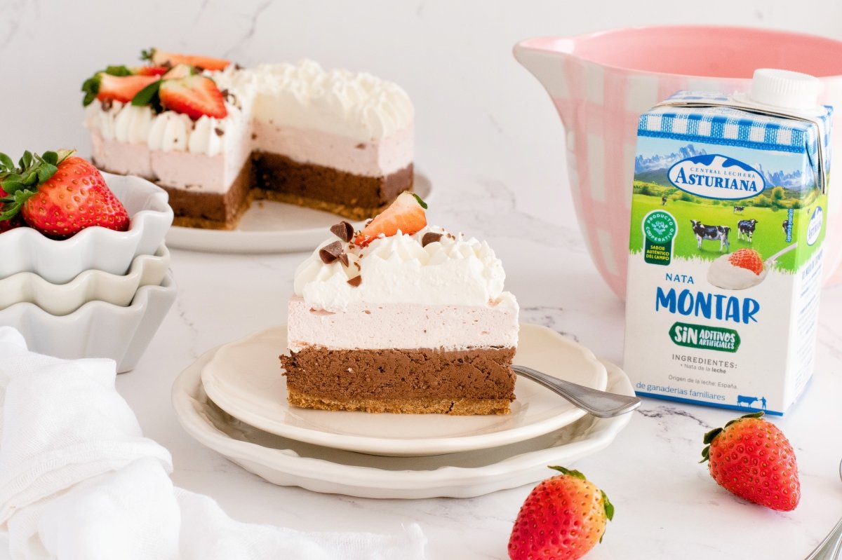 Porción de la tarta mousse de fresas con chocolate
