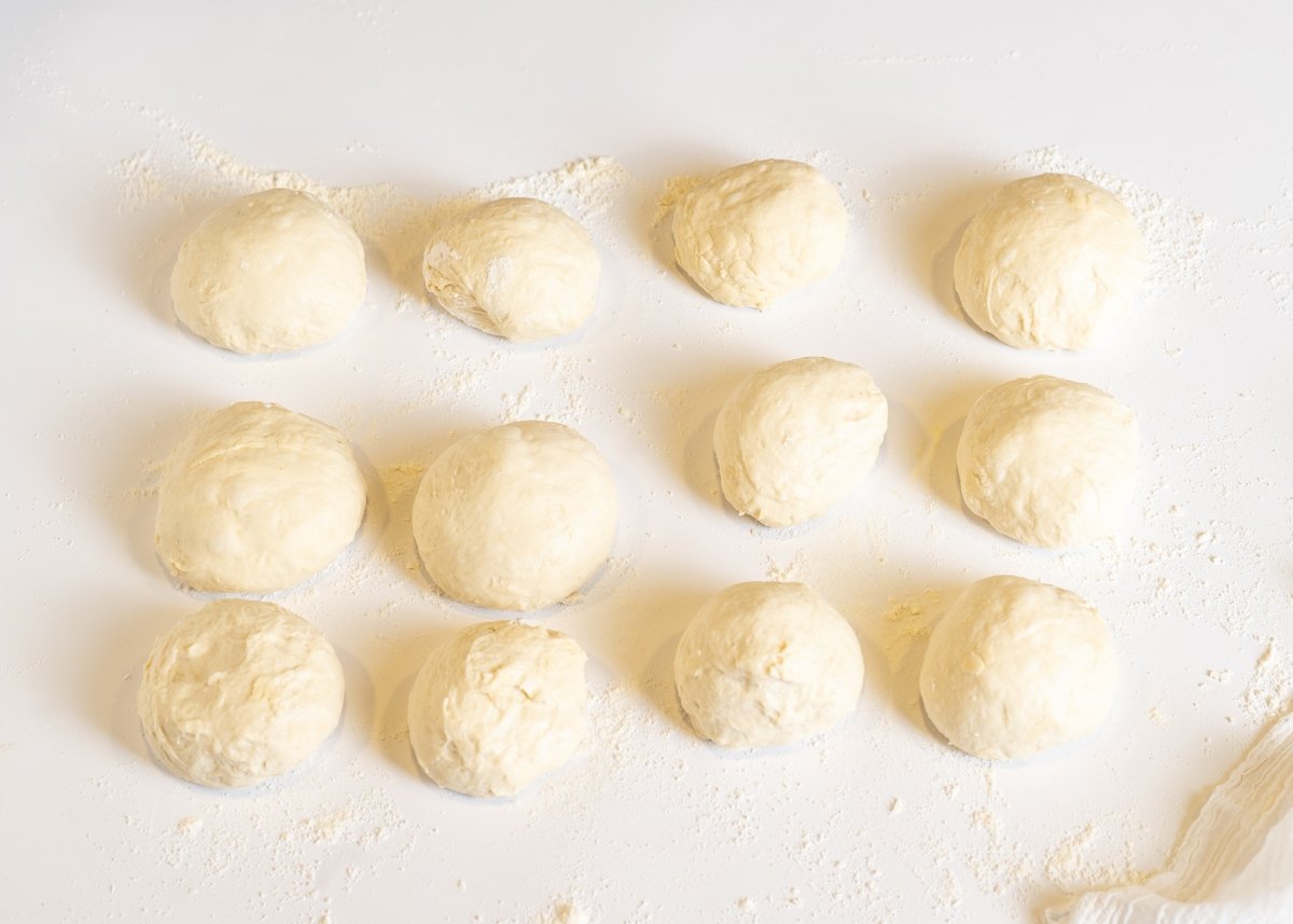Porciones de masa para hacer pan marroquí