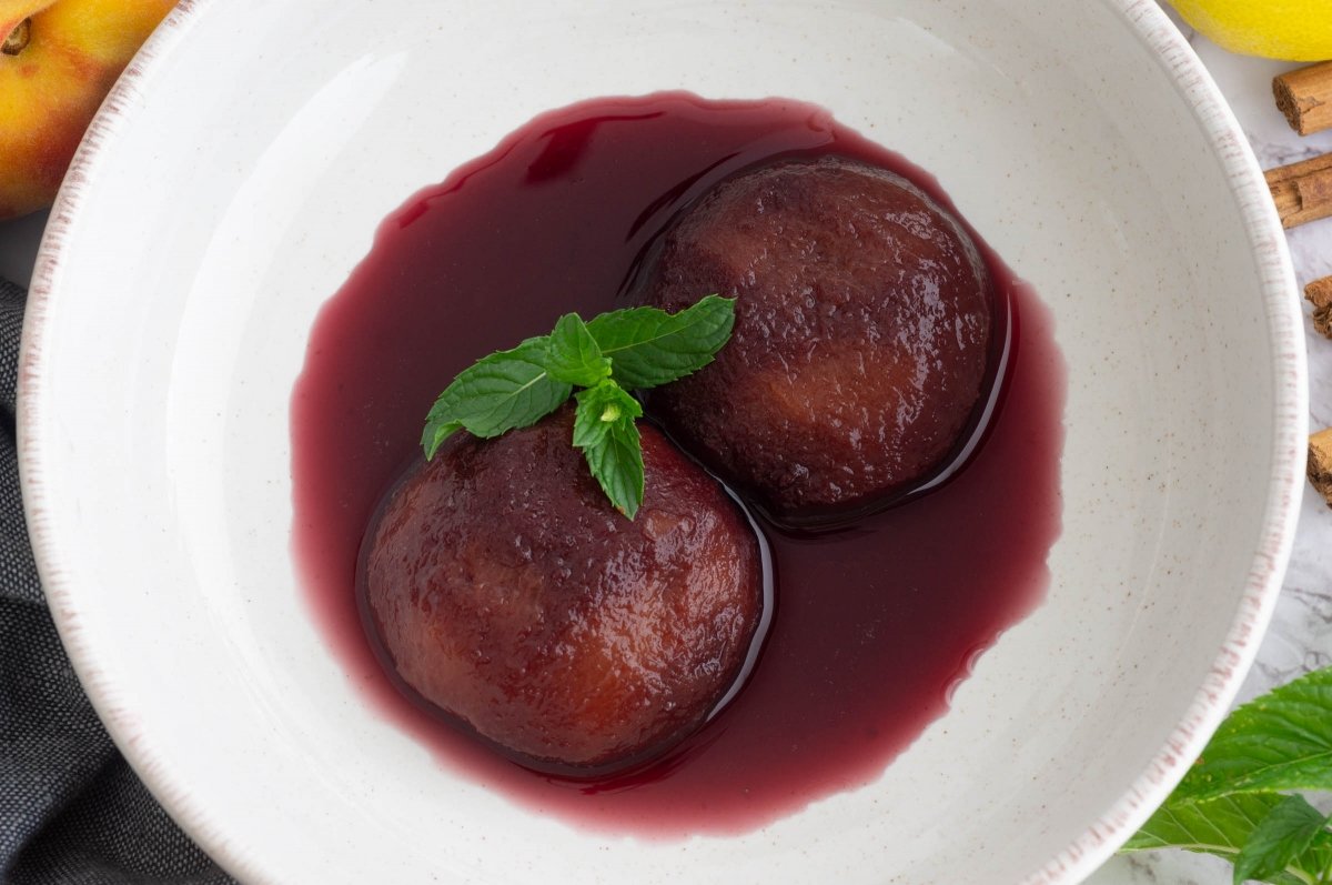 Postre de melocotones al vino