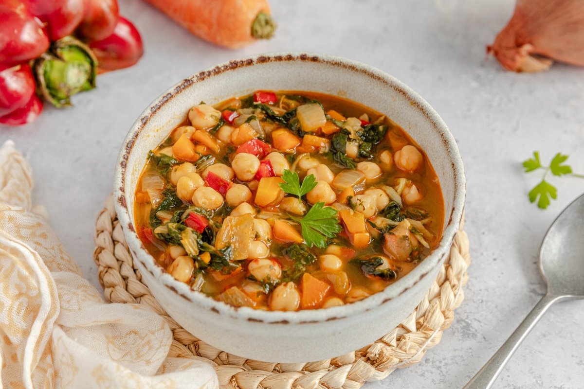 Potaje de garbanzos con verduras casero