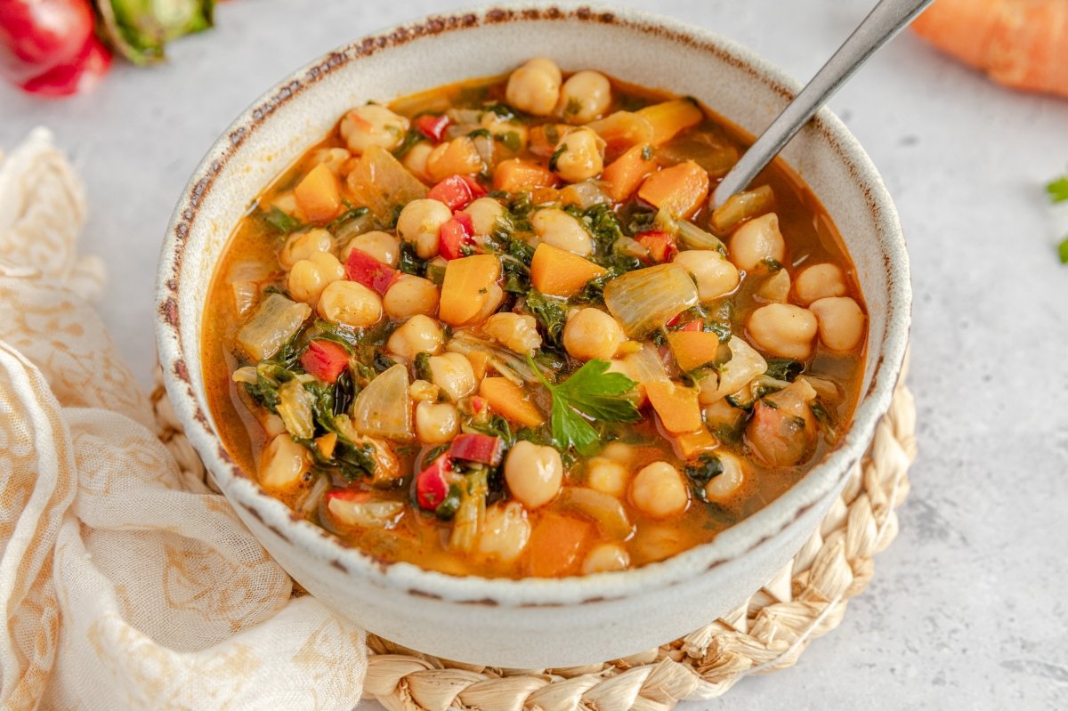 Potaje de garbanzos con verduras emplatados