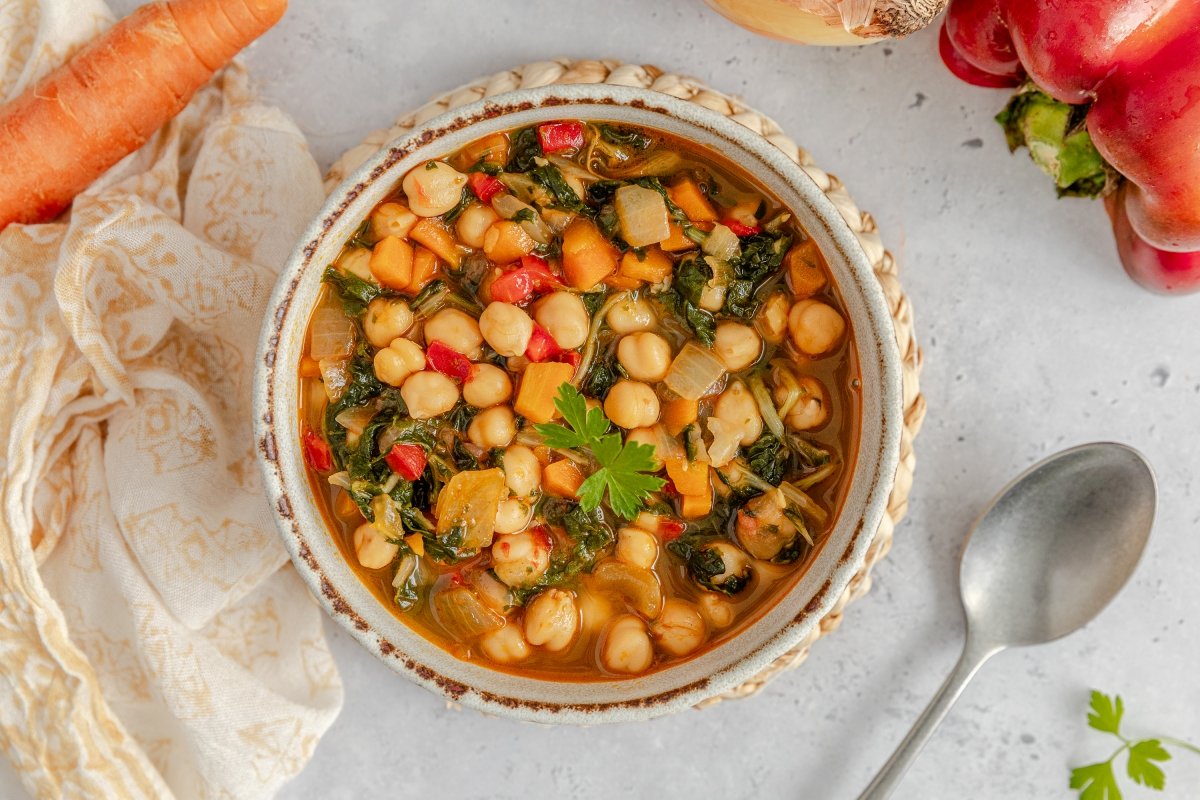 Potaje de garbanzos con verduras servido