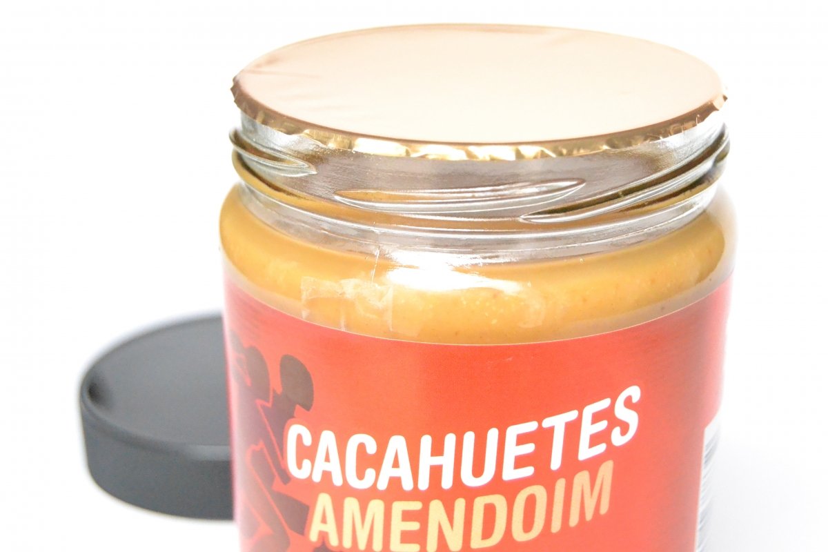 Precinto de la crema de cacahuete de Mercadona bajo la tapa protectora