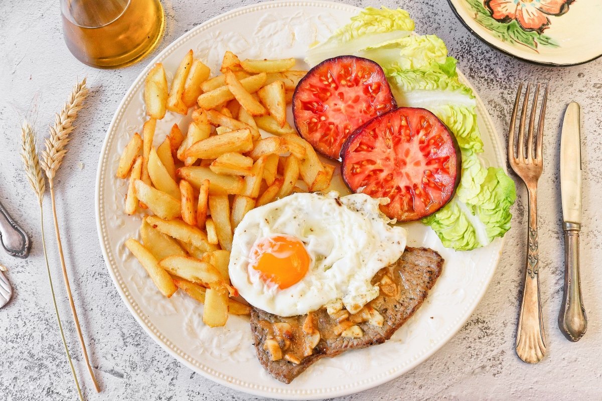 Prego no prato con ensalada